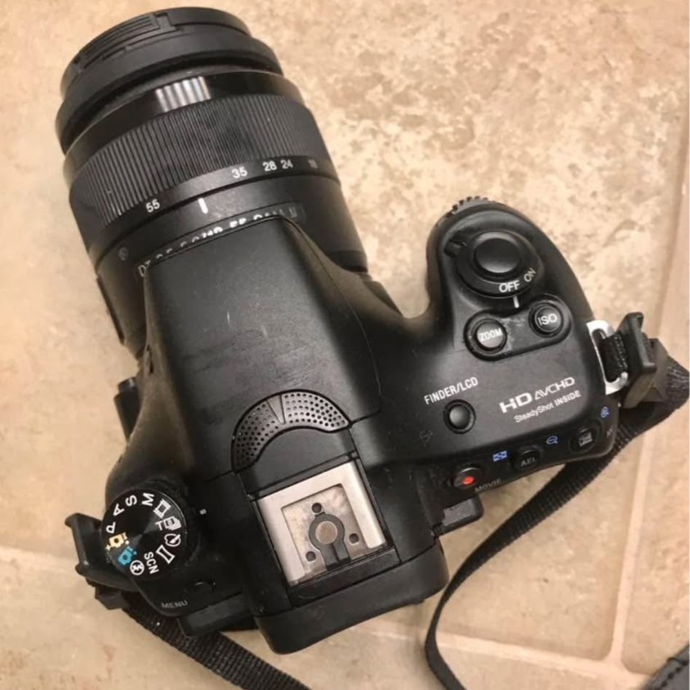 Sony SLR camera - Picture 2 of 3